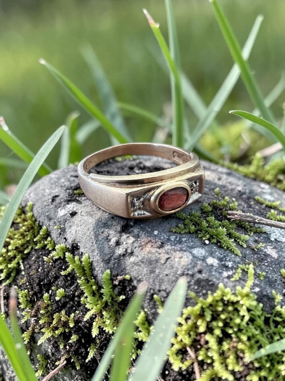 Vintage 10k Gold Garnet‎ and Diamond Ring - Picture 4 of 9